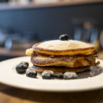 Ein Stapel frisch gemachter Eierkuchen mit Blaubeeren