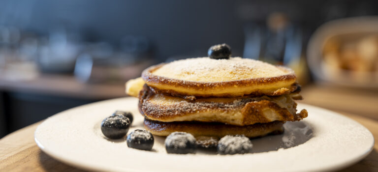 Ein Stapel frisch gemachter Eierkuchen mit Blaubeeren