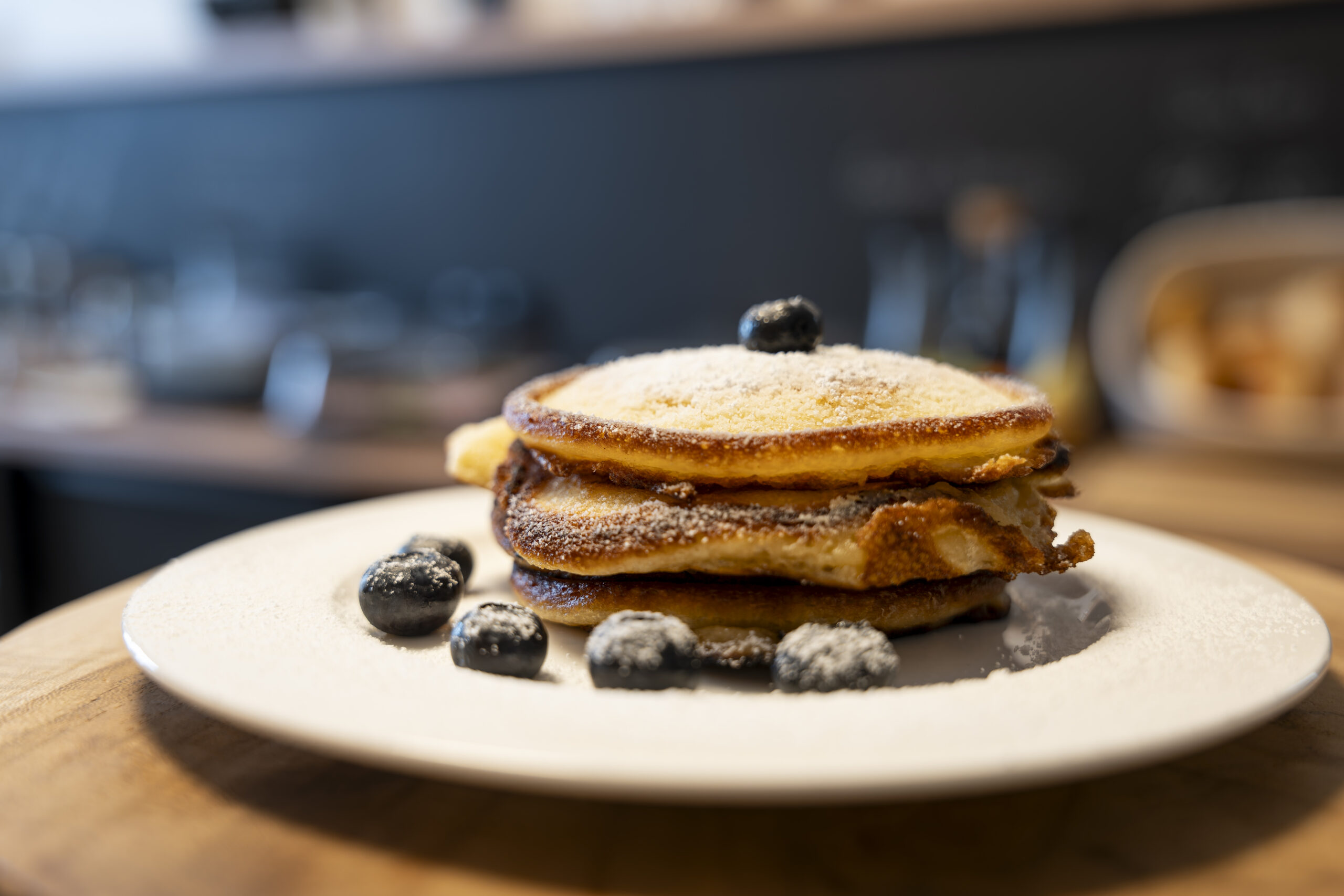 Ein Stapel frisch gemachter Eierkuchen mit Blaubeeren