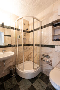 Bad mit WC und Dusche im Doppelzimmer