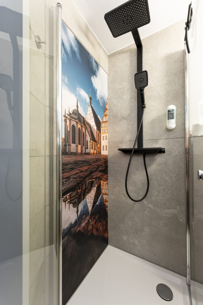 Blick ins Bad Zimmer 2, Regendusche mit großem Wandbild
