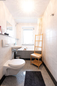 Bad mit WC und Wanne