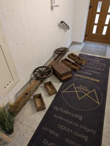 Einzelteile des Infostandes: Balken, Kisten, Holzrad