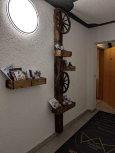 Infostand im Eingangsbereich mit Flyern und Prospekten