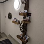 Infostand im Eingangsbereich mit Flyern und Prospekten