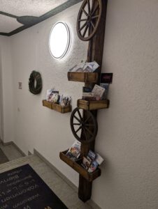 Infostand im Eingangsbereich mit Flyern und Prospekten