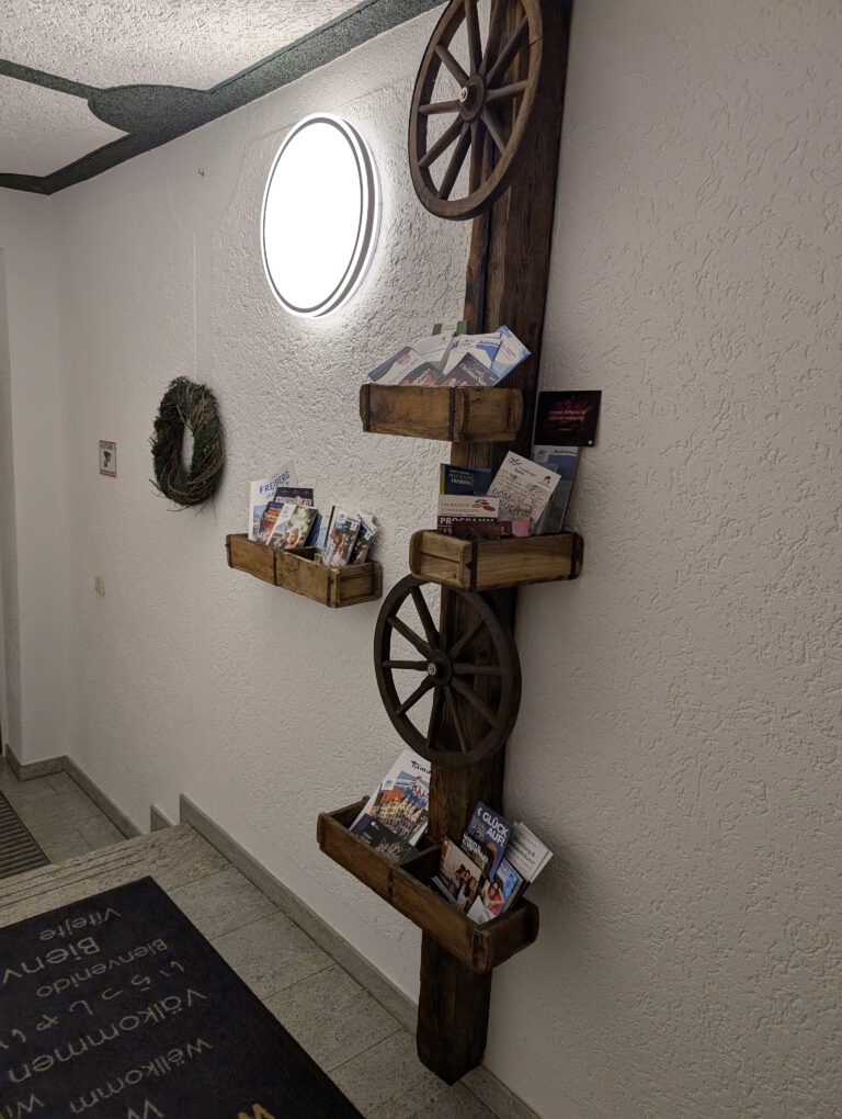 Infostand im Eingangsbereich mit Flyern und Prospekten