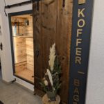 Geöffnete Kofferablage: Einbauschrank mit Schiebetür