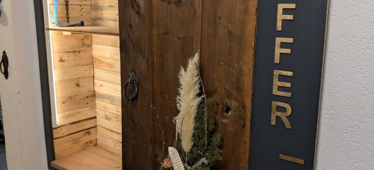 Geöffnete Kofferablage: Einbauschrank mit Schiebetür